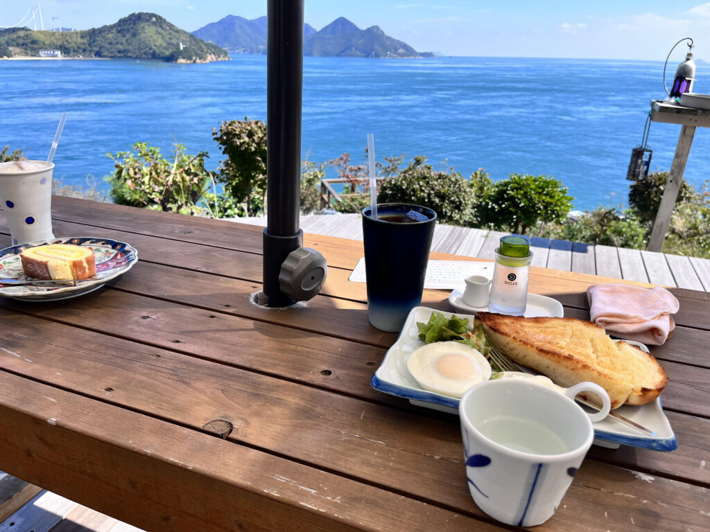 海の見えるカフェ。というか海の上のカフェと言えるでしょう。ドリンクとセットで数種類の軽食もあります。