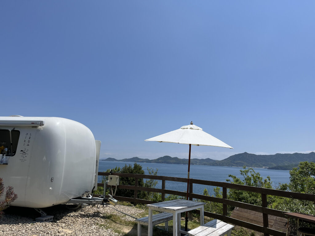 しまなみコーヒーの販売車と海と島