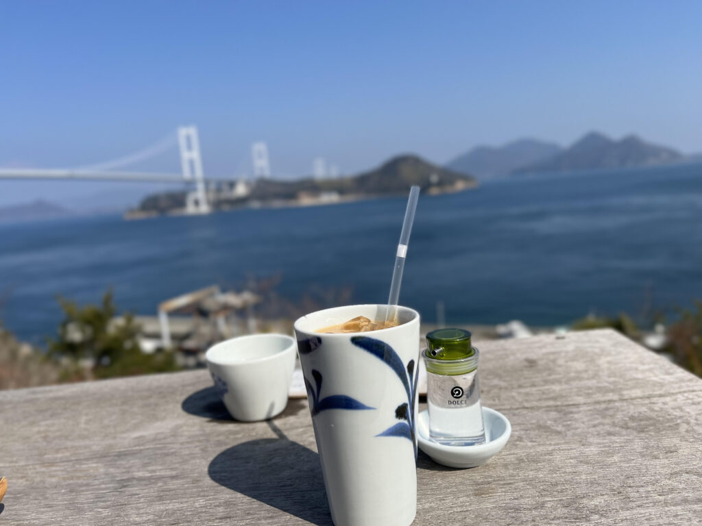 海の見えるカフェの砥部焼としまなみ海道。